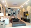 黄色的小瓷砖电视背景墙增加居室的空间灵动性，黑白颜色交相结合，使居室环境有种太极般生生不息的感觉