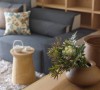 简约的家俱配置里，设计师特别挑选线条粗犷的茶几画龙点睛出品味独具的现代禅。