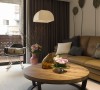 除了屋主已挑选好的客厅电视柜与沙发外，甘纳设计再以设计感的家具、软件妆点现代混搭的生活表情，让家具带出空间，点出风格品味生活。