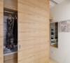 多元变化空间-大片横拉门的设计，打造半开放更衣室概念衣柜。