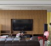 电视主墙-在白色基底里，设计师林仕杰以木色跳出彩度，温暖着视觉温度。