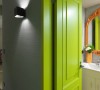 青苹果色门扉搭以亮橘色雕花镜框，在灰色调客卫浴中，极具实验创新的后现代精神。