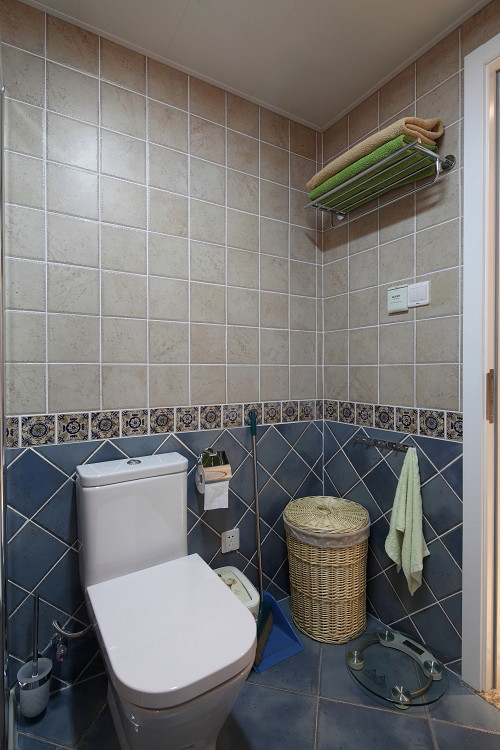 卫生间图片来自家装大管家在色彩勾勒空间美 76平清新美式居的分享
