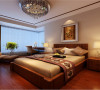 设计理念：东南亚风格的床头和现代风格的台灯让空间不失浪漫，而是别有一番韵味。在配以各种水晶配饰、绿色植物更加显得业主低调内敛。
