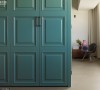 大型衣柜上雕饰线板线条，在复古语汇中特调饱和蓝绿色，冲击出绝美空间亮点。