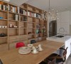 设计师延伸中岛线条规划餐桌，不仅可享惬意的午茶时光，也是舒适的阅读空间。