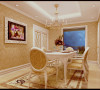 餐厅欧式花纹的餐桌椅搭配精致的饰品，提升了餐厅空间的整体格调