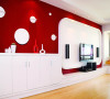 浅卡其色墙面，中性色的竹地板，点缀局部酒红色。使空间明快且丰富、生动。