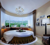 一层客卧圆床与原始户型的完美结合，舒适又具备现代简约的风格