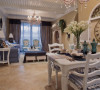 餐桌配饰都以地中海式的蓝白色为主，尽显超自然清新、浪漫之风。