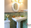 卫生间绿色的墙砖搭配白色洗手池，没有华丽的修饰，卫生间也可以十分小清新。
