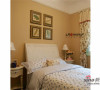 卧室以米黄色、浅绿色、白色相搭配，显示温馨自然又时尚的感觉。
