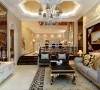 客厅温馨、时尚、美观，采用了白色和浅咖啡色相搭配加以个性化的影视墙菱形造型加以樱桃木的优美含蓄配以顶面局部的灯光，相交融。