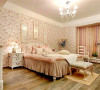 用碎花装饰粉色墙面，让卧室背景墙活跃了起来，更是柔和了空间。整体布置干净清新，很好地体现出主人享受生活的一面。