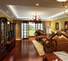主要集中西方元素的融合，古典的沙发及装饰画使整个客厅显出欧式的华贵。