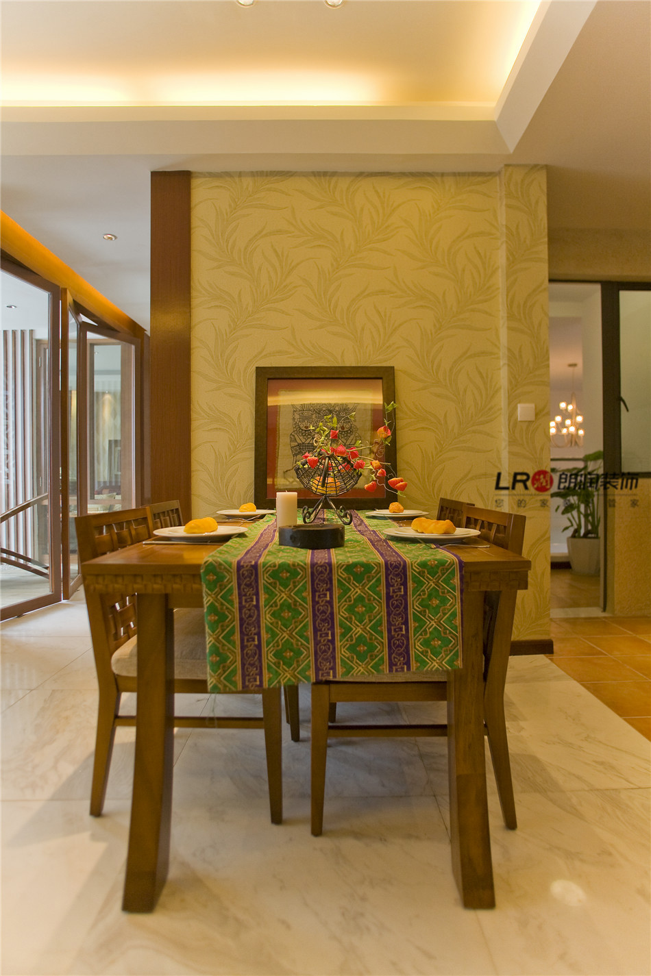 餐厅图片来自朗润装饰工程有限公司在97平东南亚风情之随意舒适的家的分享