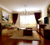 卧室采用壁纸做为墙面装饰加入古典家具，更显华贵