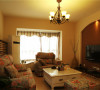沙发色彩鲜艳，活跃居室氛围，温馨感立现。