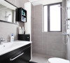 卫浴：卫浴典型的黑白配，淋浴区域用布帘隔开，黑色收纳小柜，长方形的梳妆镜，搭配和谐。