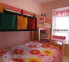 色彩斑斓的儿童房，像童话一样美丽的小公主的房间，还有花朵的床单和精致的高低床。童趣的房间。