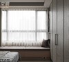 加大宽度的窗边卧榻，增加坐卧时的舒适度。