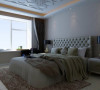 卧室选用白色调，空间显得舒适整洁。吊顶同样选用镂空雕花式点缀，深色的窗帘布艺，给空间增添了色彩感。
