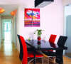 浅卡其色墙面，中性色的竹地板，点缀局部酒红色。使空间明快且丰富、生动。