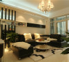 客厅是简单隽永的黑白主调，采用了镜面点缀，呈现出大气，低调又显奢华的整体感觉。