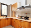 厨房是选用了石英石的橱柜台面，业主特别喜欢这个柜体木头的色调。
