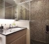 干湿分离的卫浴，为屋主打造最舒适的环境，并以马赛克拼贴出缤纷的色彩。