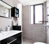 卫生间选用了黑白色的浴室柜，搭配素色墙砖，很简单，但不失品位。