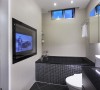 打造仿佛饭店般的卫浴场景，设计师更装设了浴室电视，让屋主随时捕捉最新的动态。