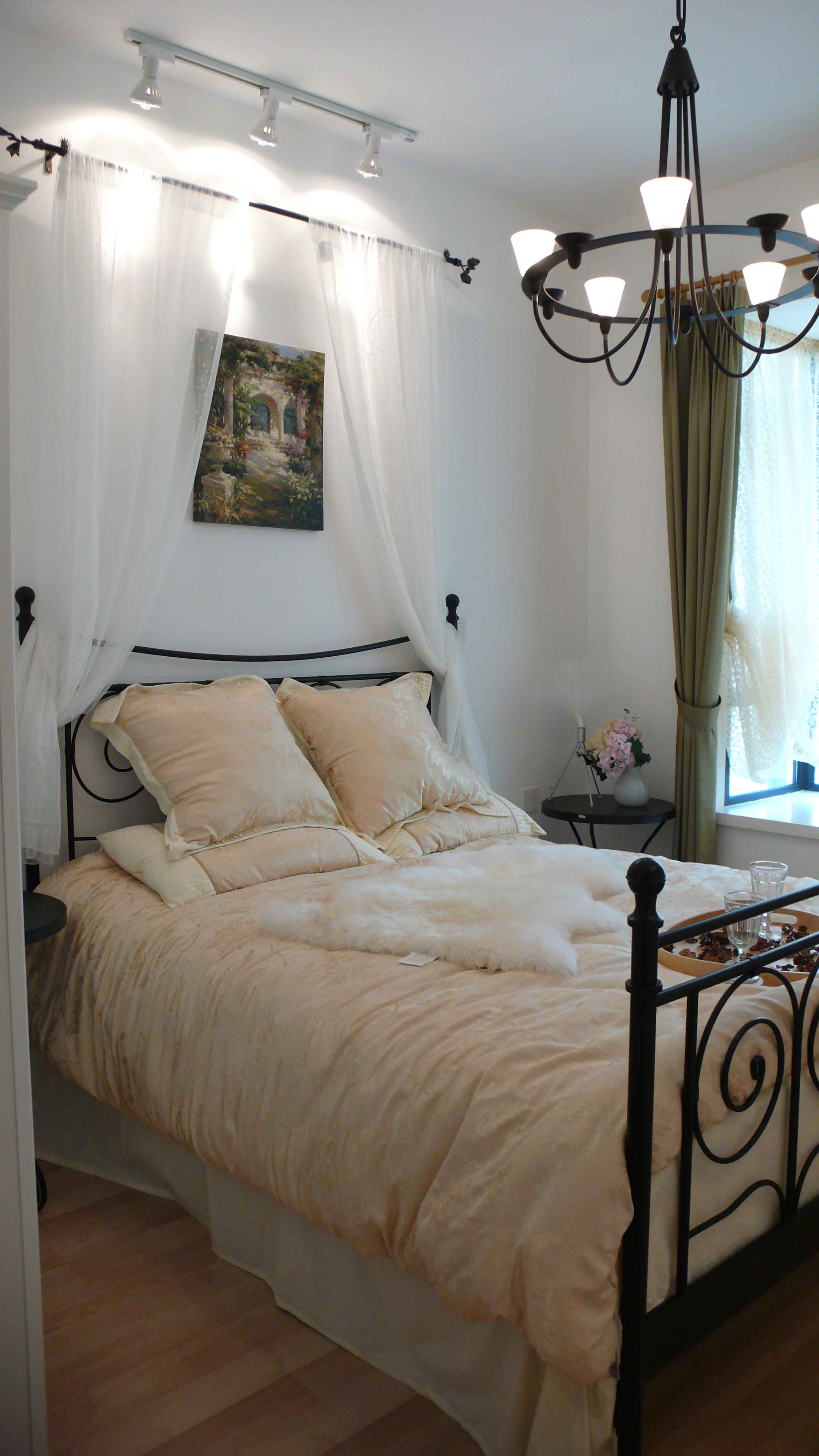 卧室图片来自轻舟漠然在现代两居装修案例的分享