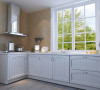 橱柜的白皙和窗套的白洁融为一体，墙砖和地砖的色调立刻使厨房火热起来。