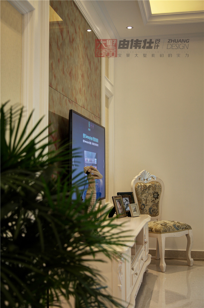 客厅图片来自大墅尚品-由伟壮设计在『半岛之恋』-白调简欧风格的分享