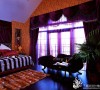 卧室的色调为暖色调，搭配皮草的床品，让空间华丽贵气也不失温暖。