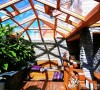 阳光房的处理比起室内相对要质朴一些，但在空间的利用上非常丰富，是业主休闲会客享受阳光的好地方。