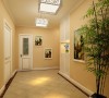 门厅效果图-三居室户型设计：以明亮为主，地板砖的斜向铺法，给人以一种清新的视觉体验，集合中式吊灯和竹子绿植装饰整体空间在无拘无束中又不失高贵大方和典雅。