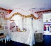 以白色为主的小碎花给女儿的卧室梦境般的浪漫，在整体色调很绚丽的感觉中出现一个很温馨的空间别有情趣。