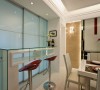 餐厅与客厅：将具有透明感的玻璃，使用在楼梯扶手与吧台、边桌台面，结合不锈钢的金属质感，时尚又俐落。