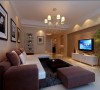 客厅就是延用简约风格，电视背景墙简单的用金色壁纸塑造，墙壁S型曲线摆放小盆栽或者小物件，增添美感。