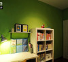 绿色的墙壁，更养眼，靠床的墙壁有手绘话，童趣可爱。另外一侧是三层白色漆书架，整齐的书排列在上，旁边是书桌，笼罩在台灯的光辉下。