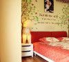 卧室以柔和的黄色与粉红色搭配，充满了俏皮与童趣，床头同样是手绘的绿色树，像置身于森林中，唯美浪漫。
