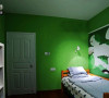 绿色的墙壁，更养眼，靠床的墙壁有手绘话，童趣可爱。另外一侧是三层白色漆书架，整齐的书排列在上，旁边是书桌，笼罩在台灯的光辉下。