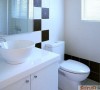 卫生间则采用黑白搭配色调，比较干净整洁。
