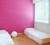 亮丽桃红色主墙与斜向拼贴木作地坪，以色彩与线条跳出简约空间的设计亮点。