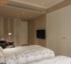 设计师为屋主一家5口，量身订制属于个人色彩的私密空间，主卧房以奶茶色为主调，营造浓淡适中、高雅的卧眠氛围。