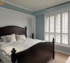 齐舍设计利用床头梁下规画完整收纳空间，压低台度的木百叶窗，可折起及调光的多元功能变化卧眠区氛围。