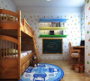孩子的房间中用水果图形的壁纸突显了活泼的感觉。同时墙上的小黑板也增加了孩子更多的趣味。