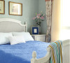 粉蓝色床品搭配白色枕头，如蓝天白云般纯净，房间显得清爽十足。